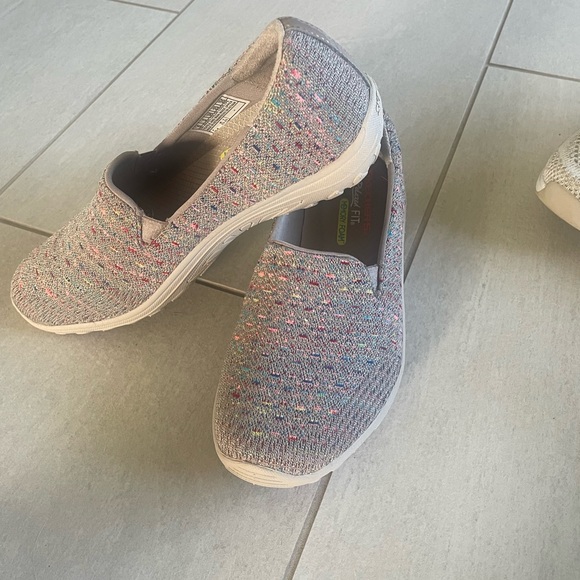 Sketchers relaxed loafer. - Picture 3 of 3